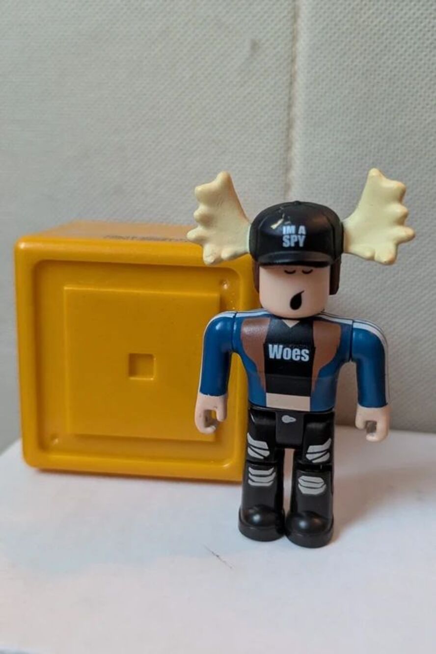 Roblox Framed: I'm A Spy Action Figure Toy Woes Celebrity Series 1